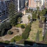 ...si entra in una via caratterizzata da palazzi costruiti a partire dagli anni 70 e che negli ultimi anni ha visto la nascita di sale giochi, bar, alti edifici e persino di un parchetto